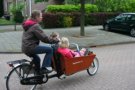 Uitzicht op Barto en Lindy tijdens een fietstocht, als het aan Alma ligt kopen we direct een bakfiets